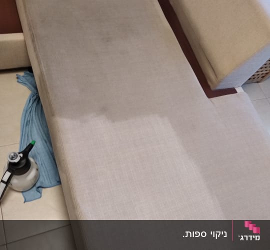 ספה עם כתמים, מכשיר ניקוי ובד כחול